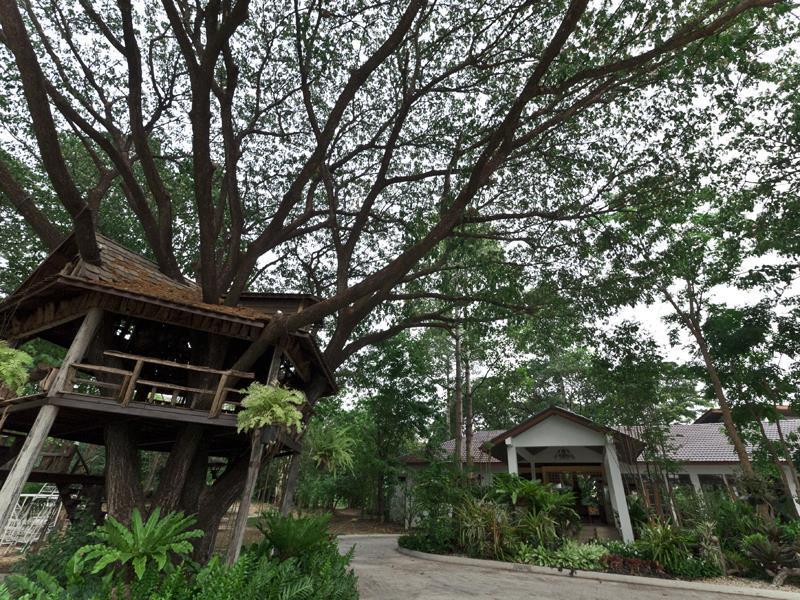 Tree House Hotel Sisaket Exterior photo