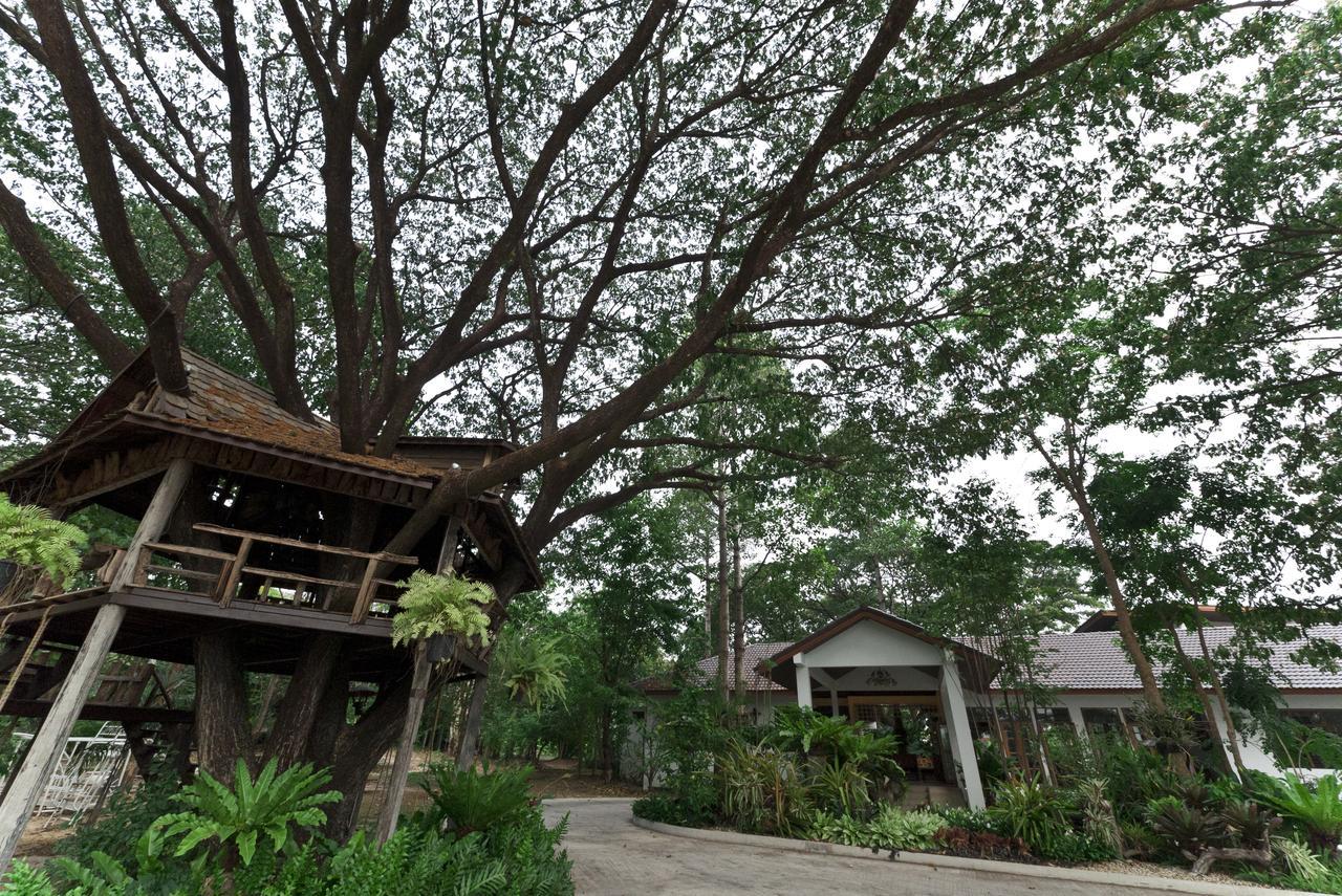 Tree House Hotel Sisaket Exterior photo