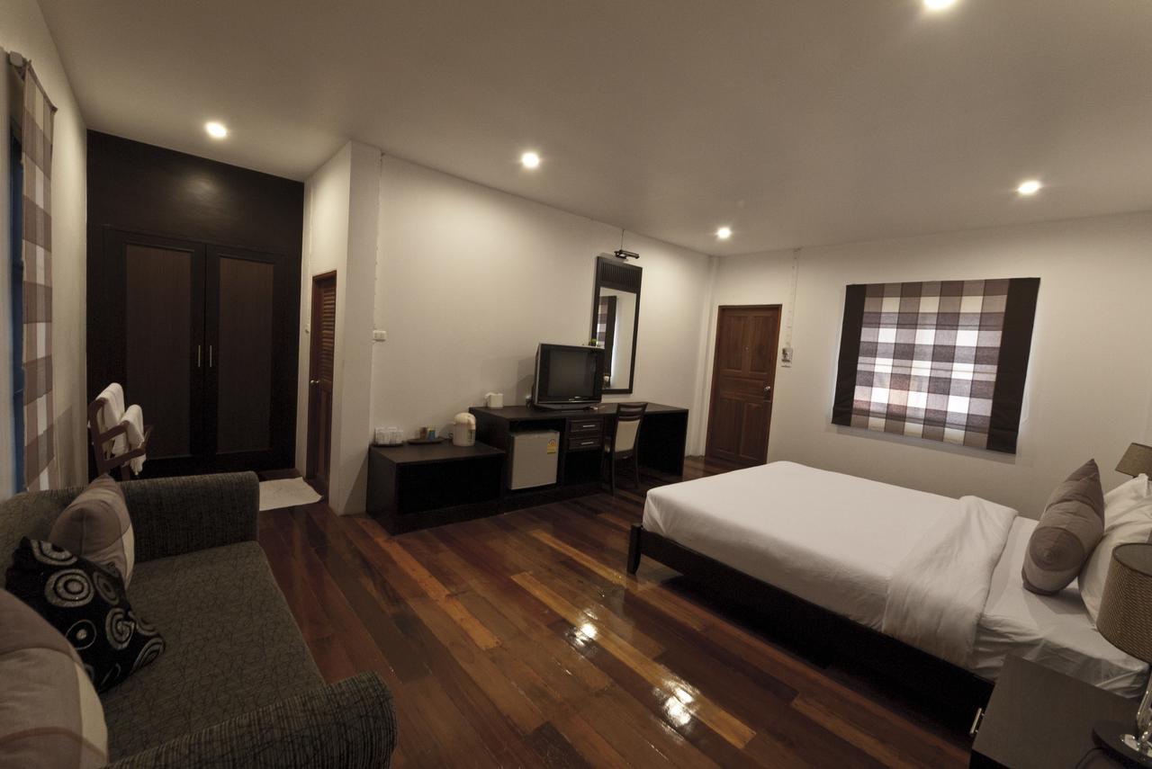 Tree House Hotel Sisaket Exterior photo