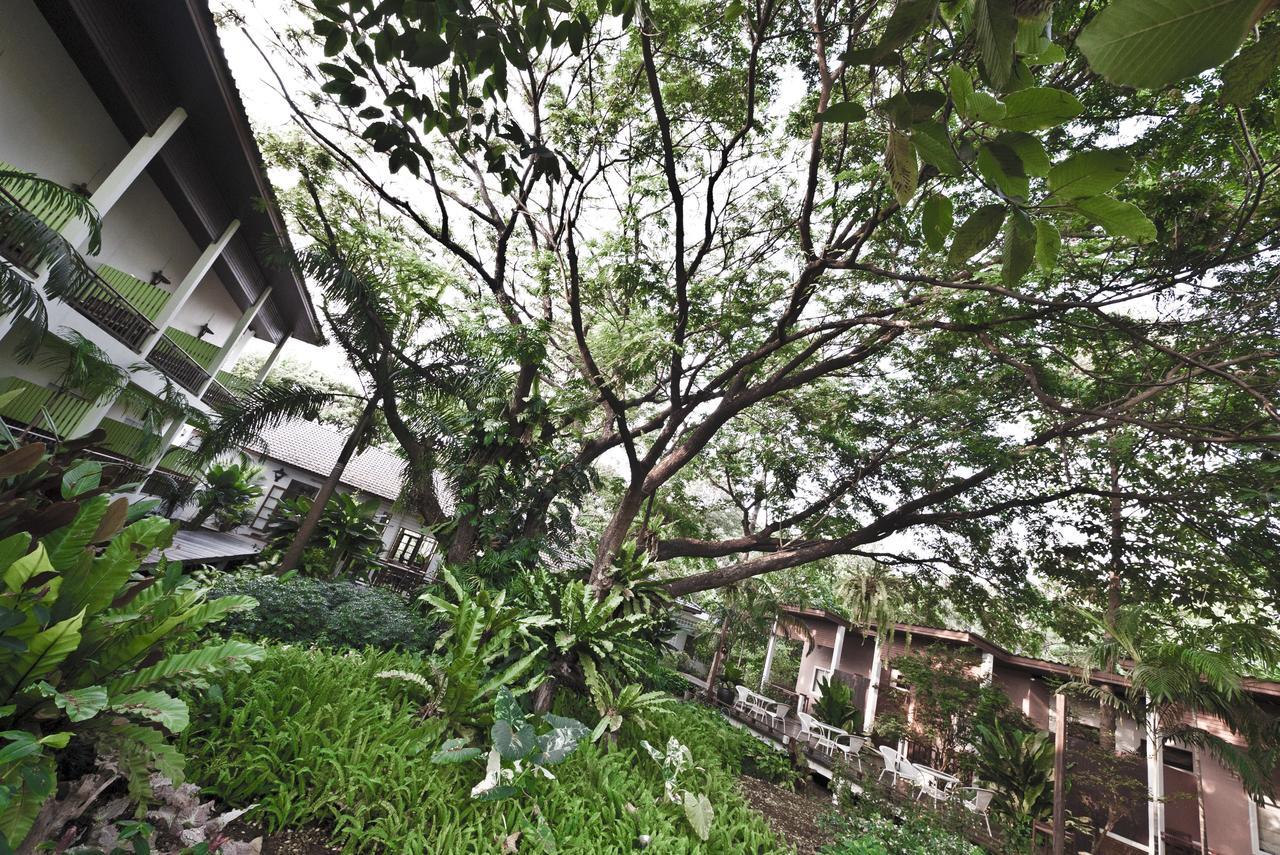 Tree House Hotel Sisaket Exterior photo