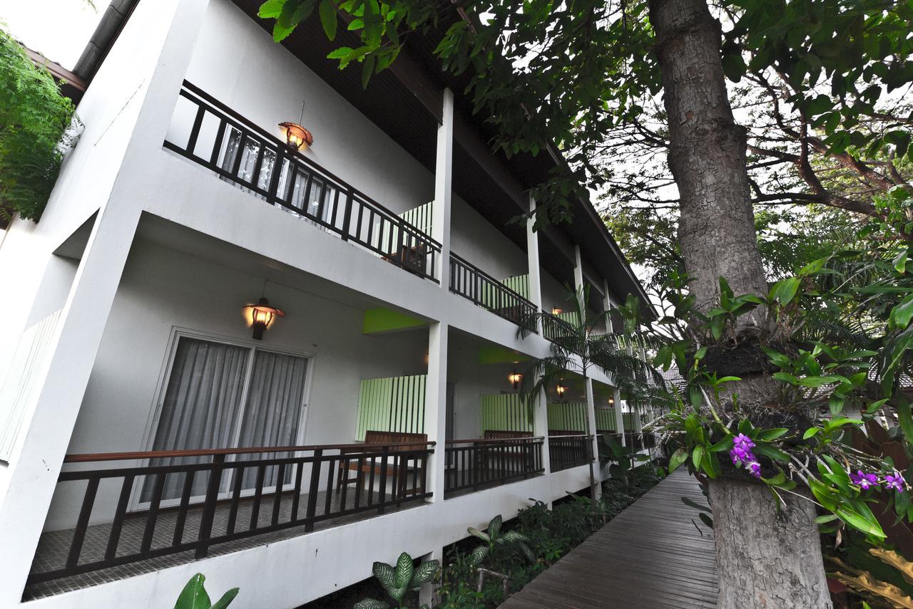 Tree House Hotel Sisaket Exterior photo