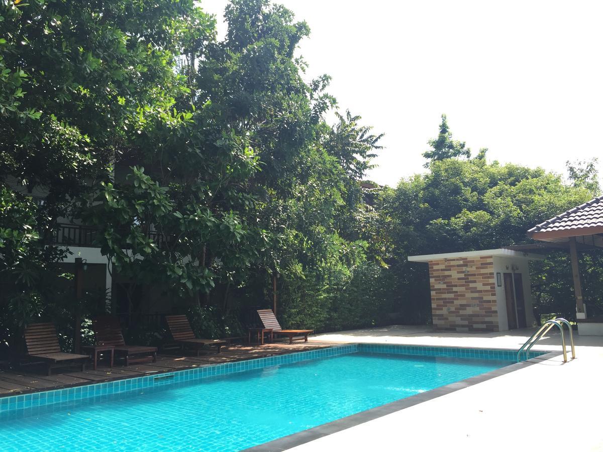 Tree House Hotel Sisaket Exterior photo